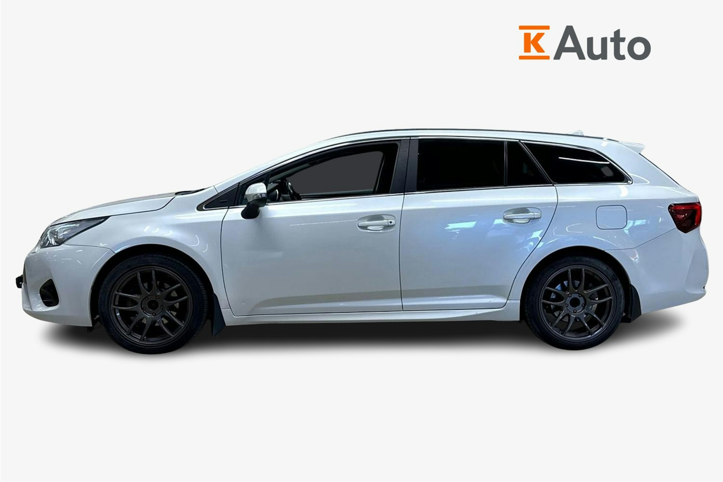 valkoinen Toyota Avensis 2016 kuva 6.