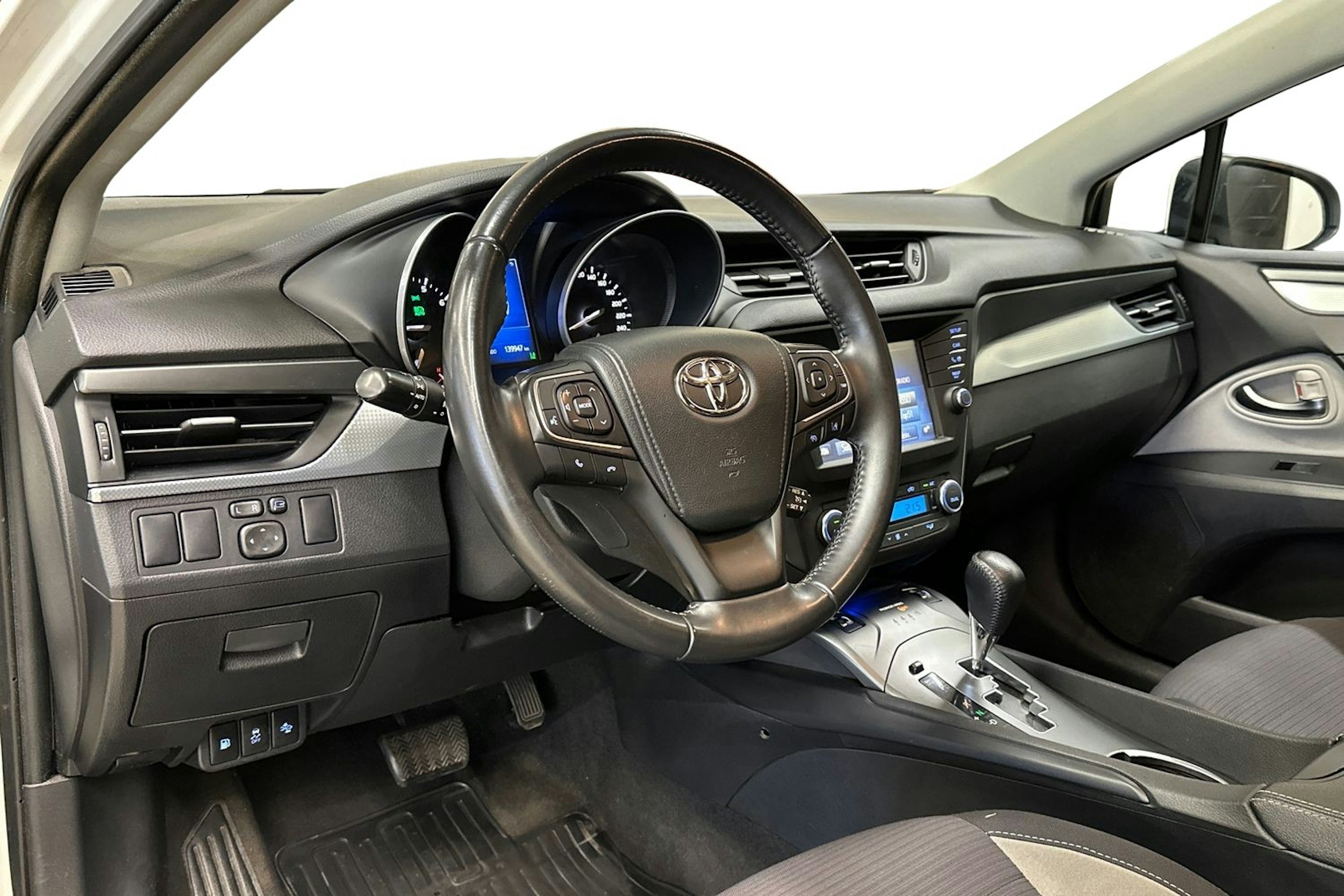 valkoinen Toyota Avensis 2016 kuva 10.