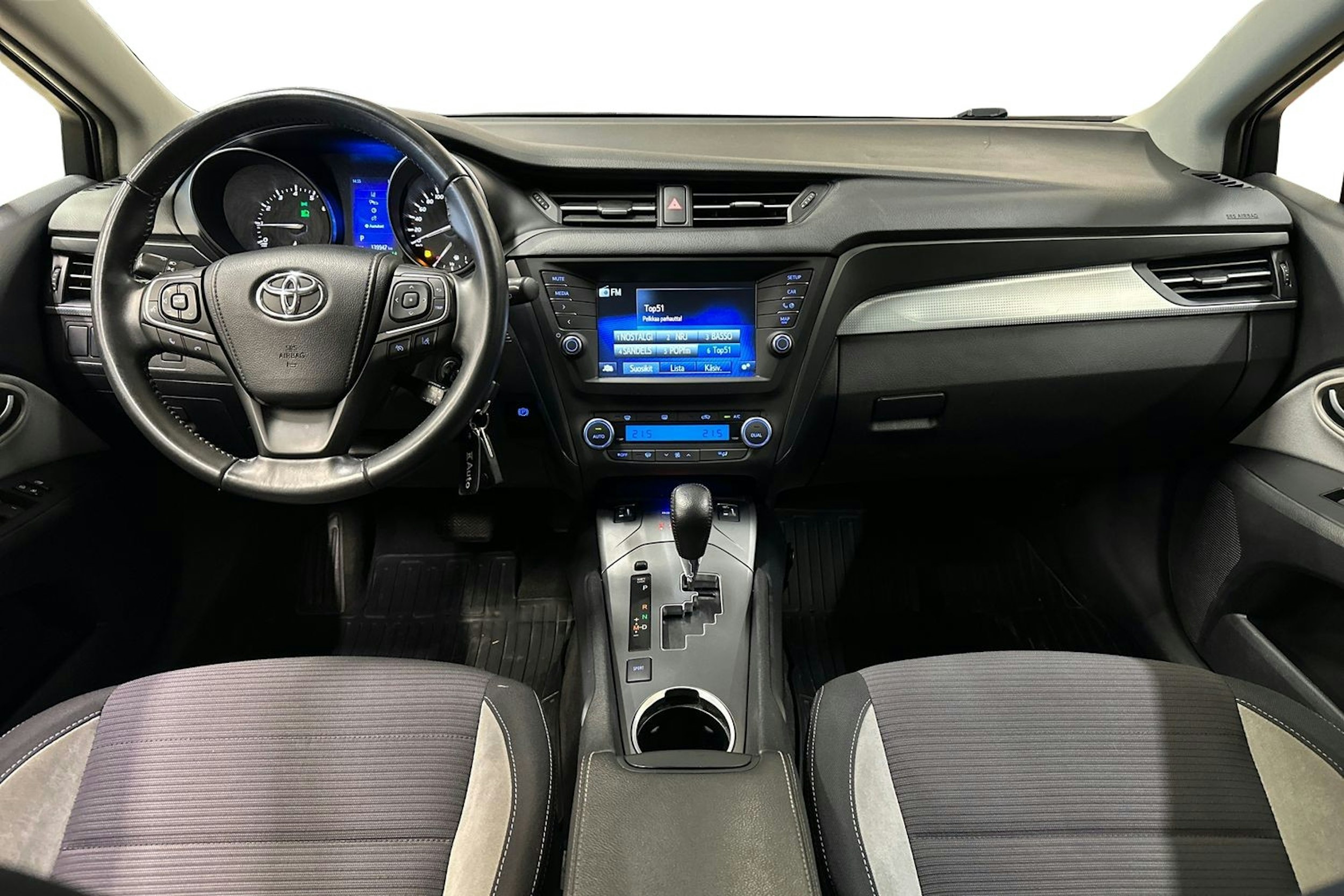 valkoinen Toyota Avensis 2016 kuva 11.