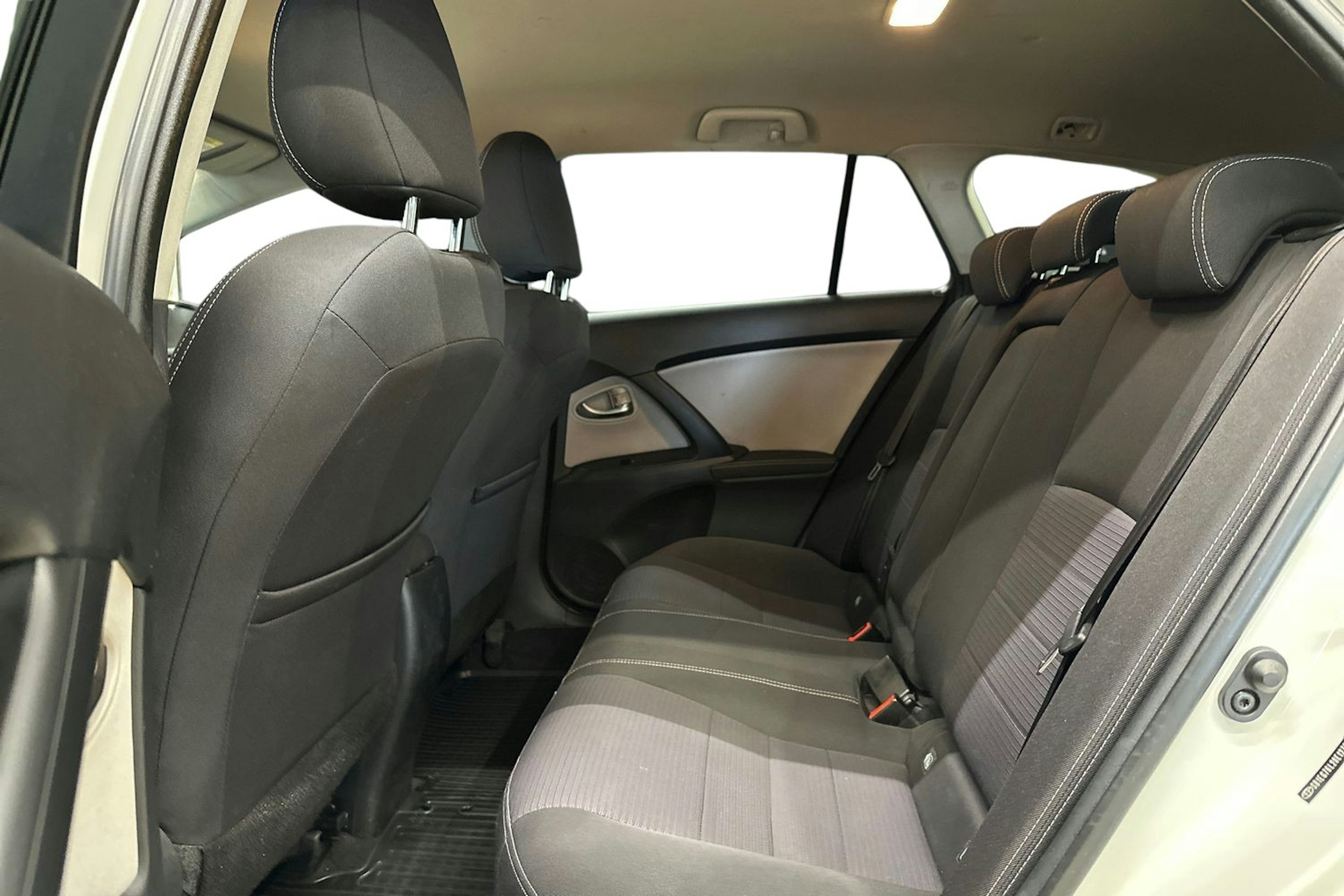 valkoinen Toyota Avensis 2016 kuva 12.