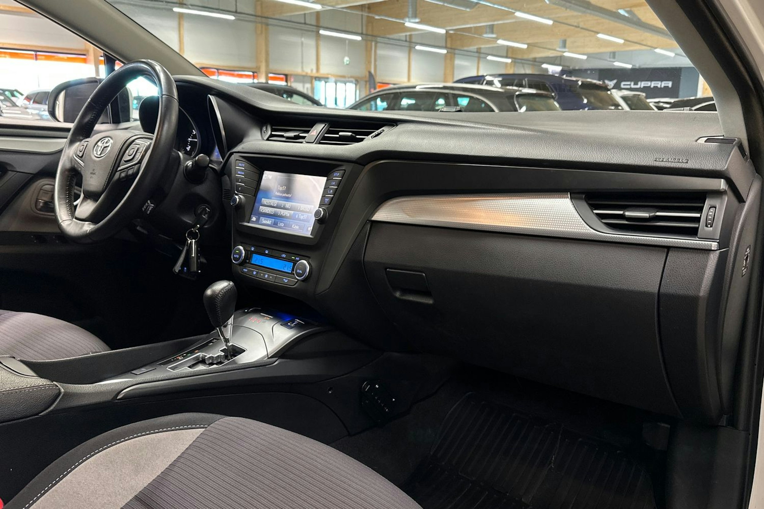 valkoinen Toyota Avensis 2016 kuva 13.