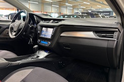 valkoinen Toyota Avensis 2016 kuva 13.