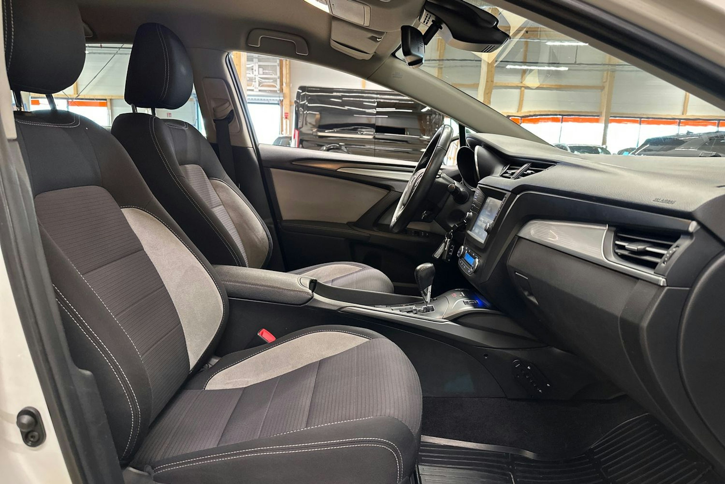valkoinen Toyota Avensis 2016 kuva 14.