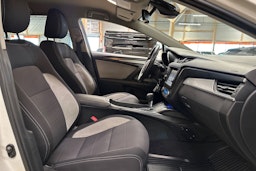 valkoinen Toyota Avensis 2016 kuva 14.
