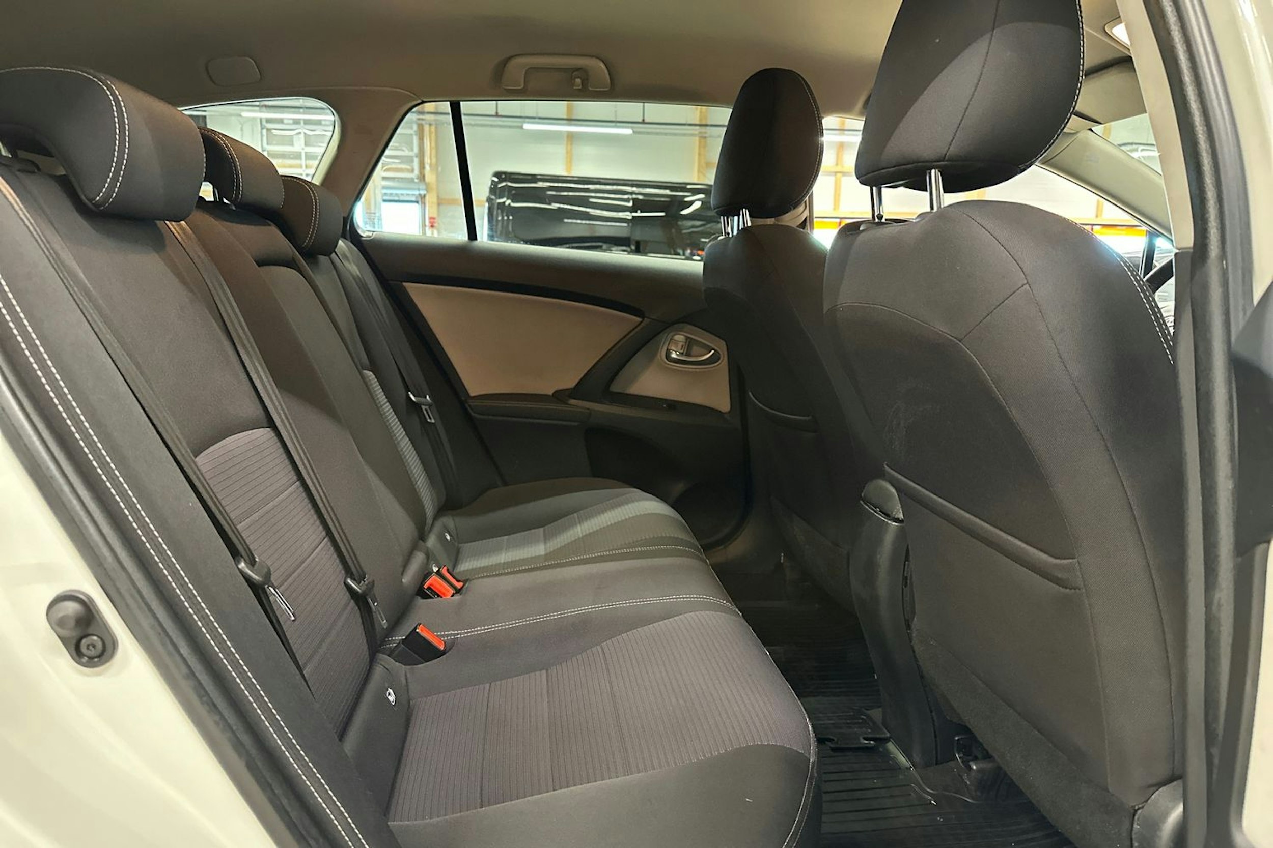 valkoinen Toyota Avensis 2016 kuva 15.