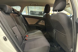 valkoinen Toyota Avensis 2016 kuva 15.