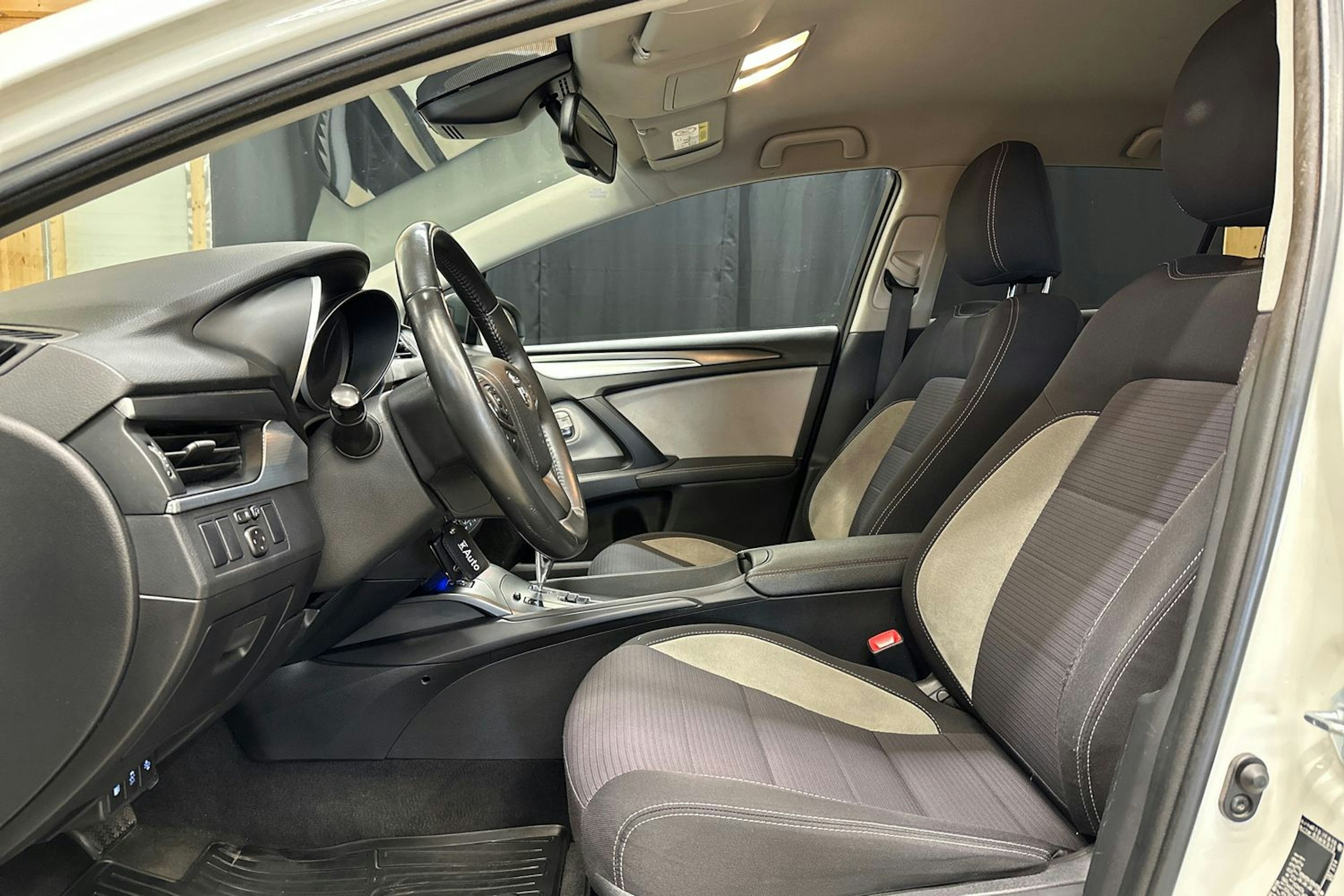 valkoinen Toyota Avensis 2016 kuva 16.