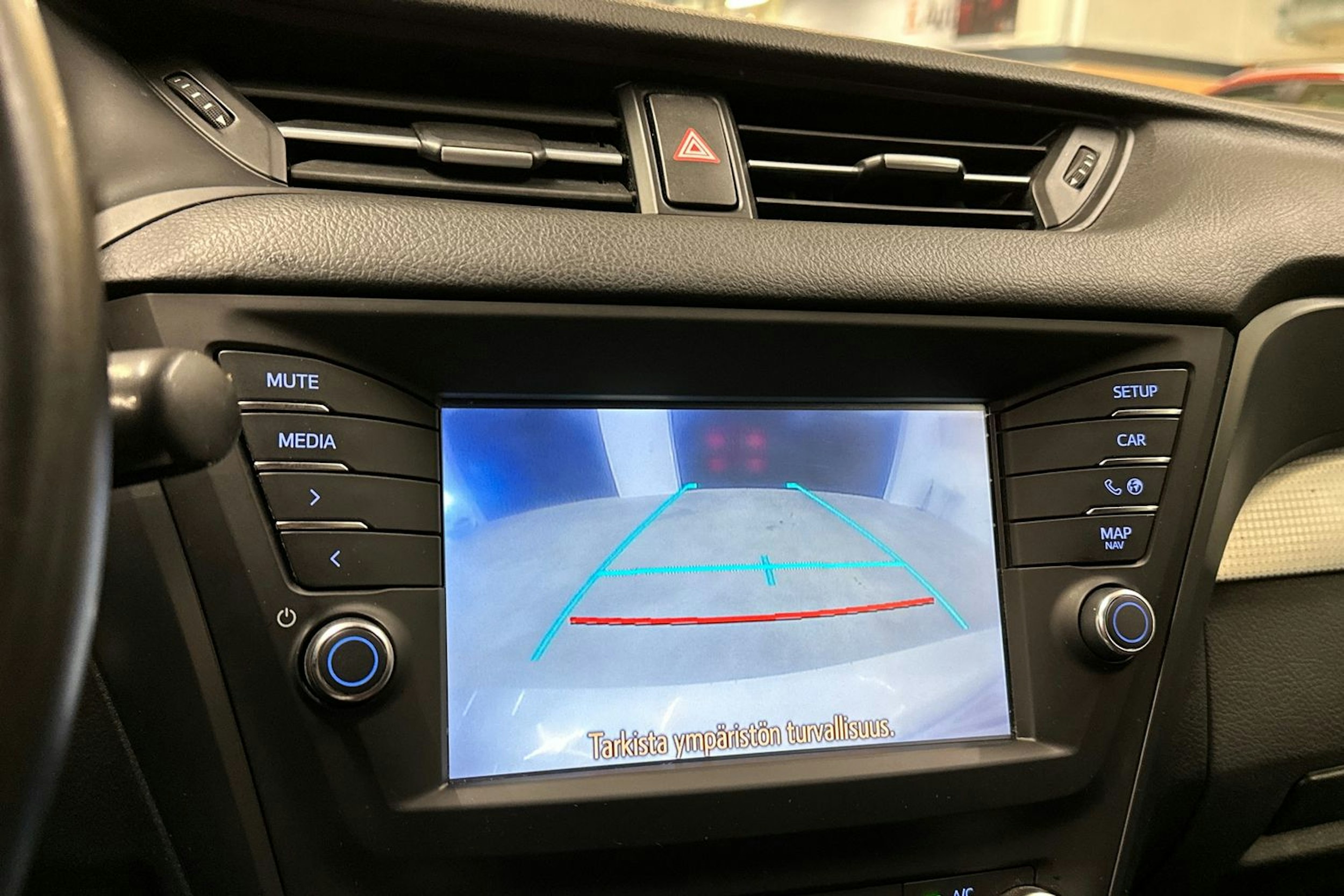 valkoinen Toyota Avensis 2016 kuva 18.