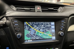valkoinen Toyota Avensis 2016 kuva 19.