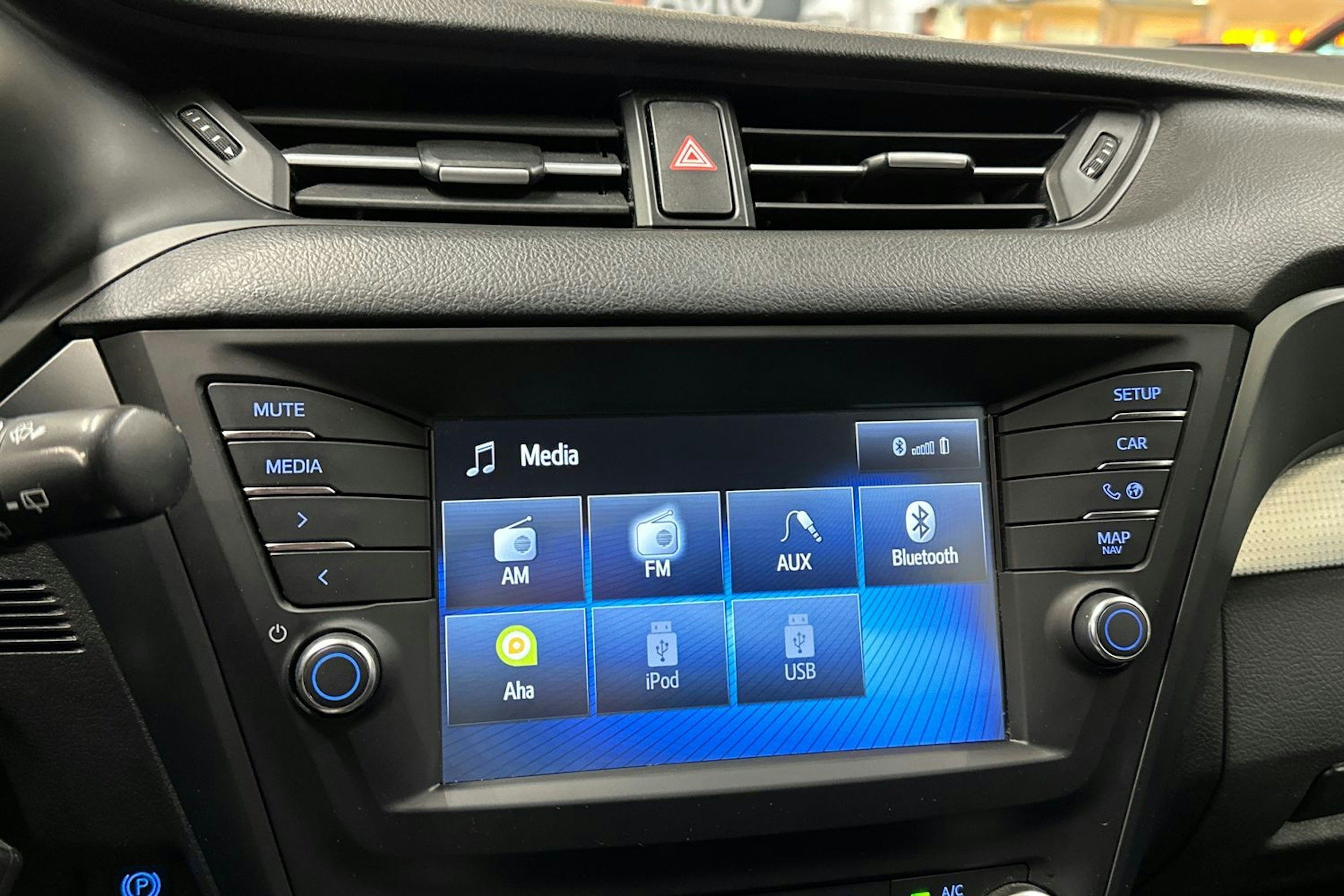 valkoinen Toyota Avensis 2016 kuva 20.
