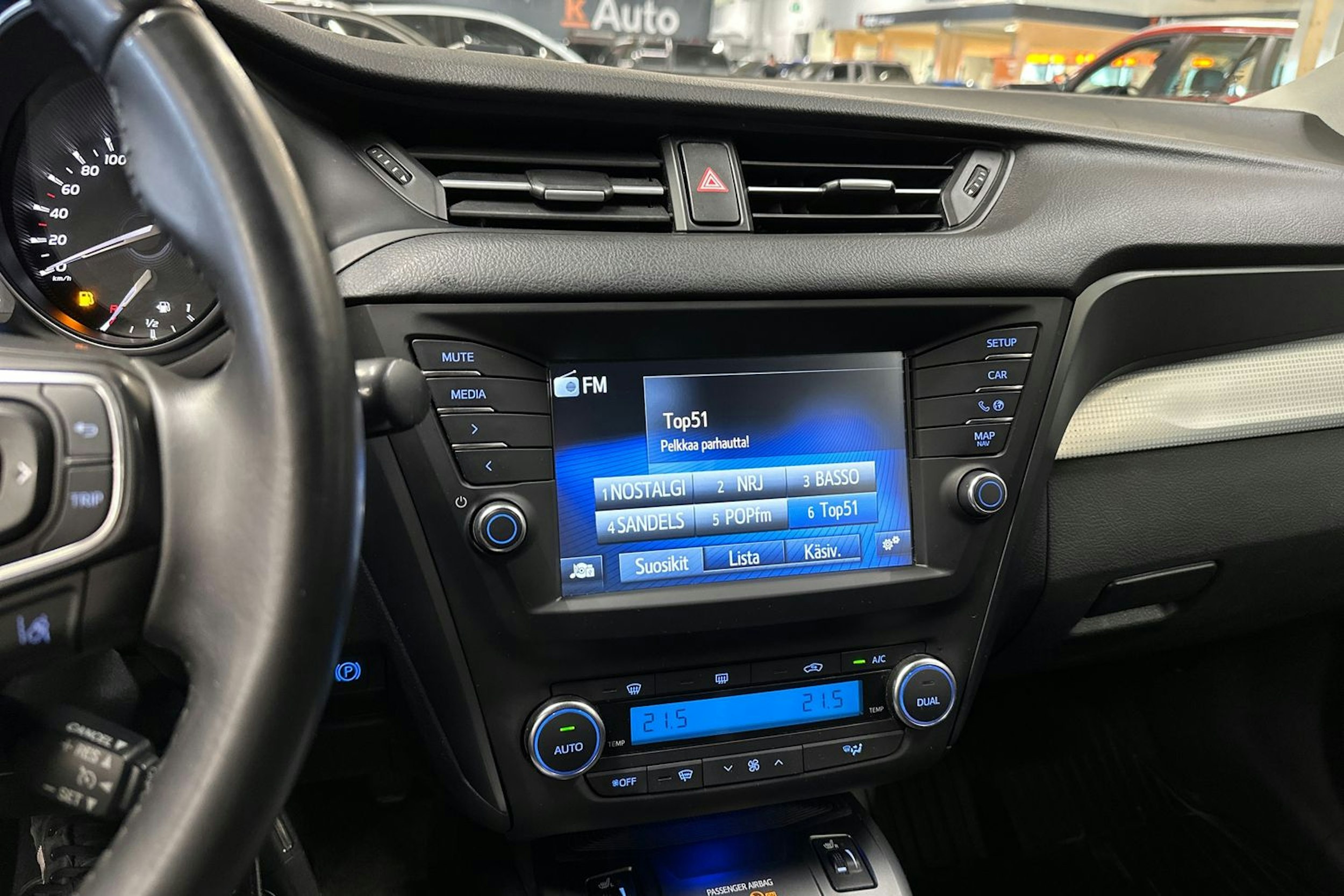 valkoinen Toyota Avensis 2016 kuva 21.