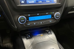 valkoinen Toyota Avensis 2016 kuva 22.
