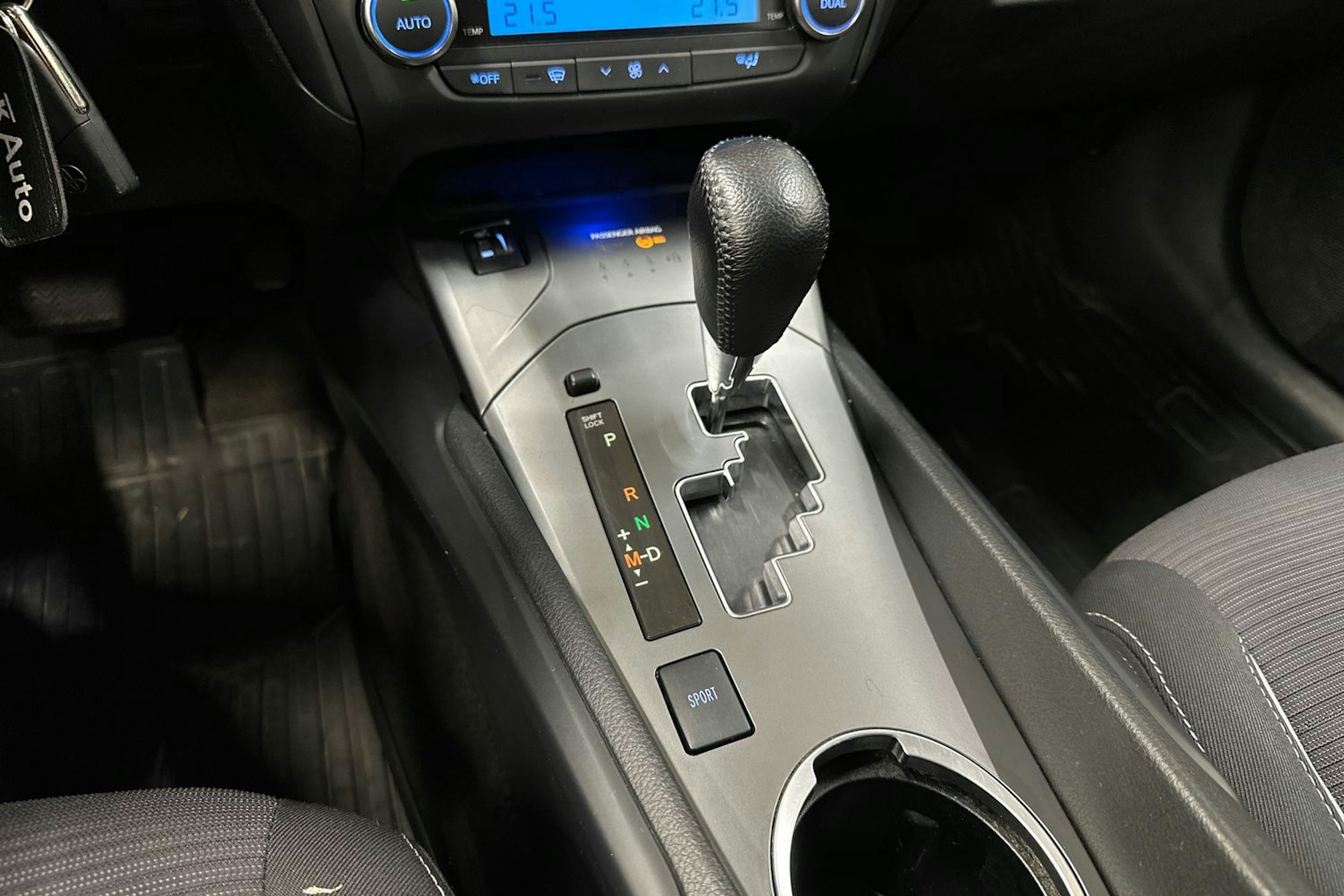 valkoinen Toyota Avensis 2016 kuva 23.