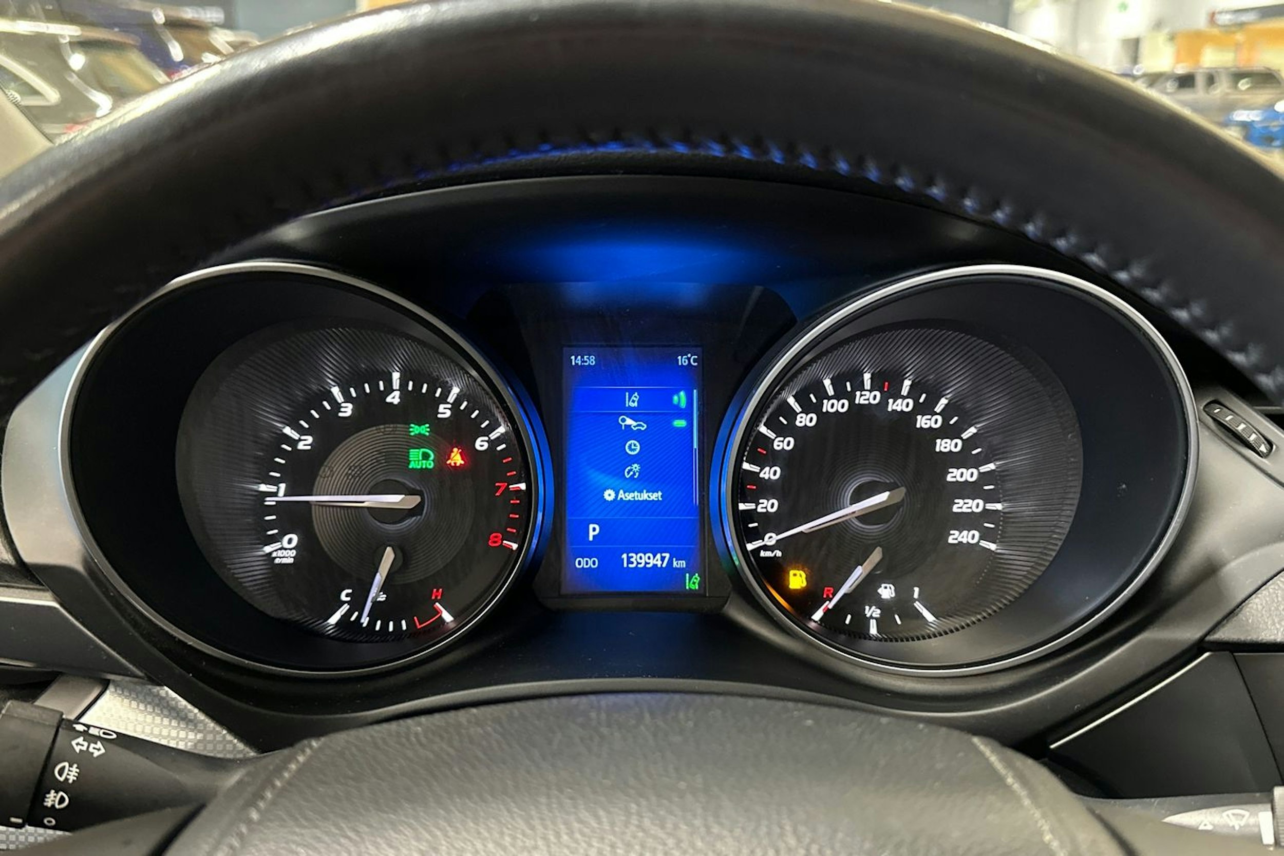 valkoinen Toyota Avensis 2016 kuva 24.