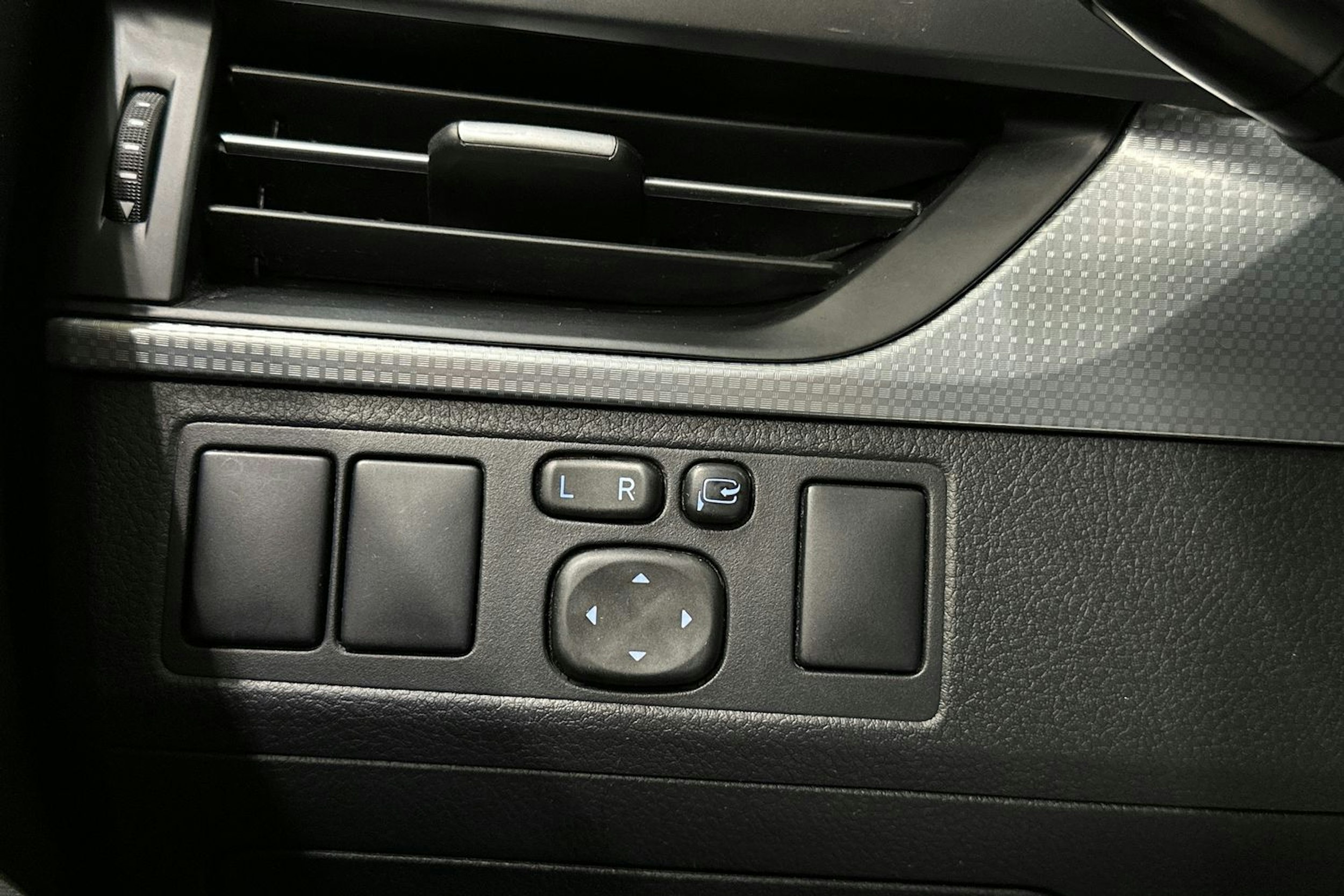 valkoinen Toyota Avensis 2016 kuva 28.