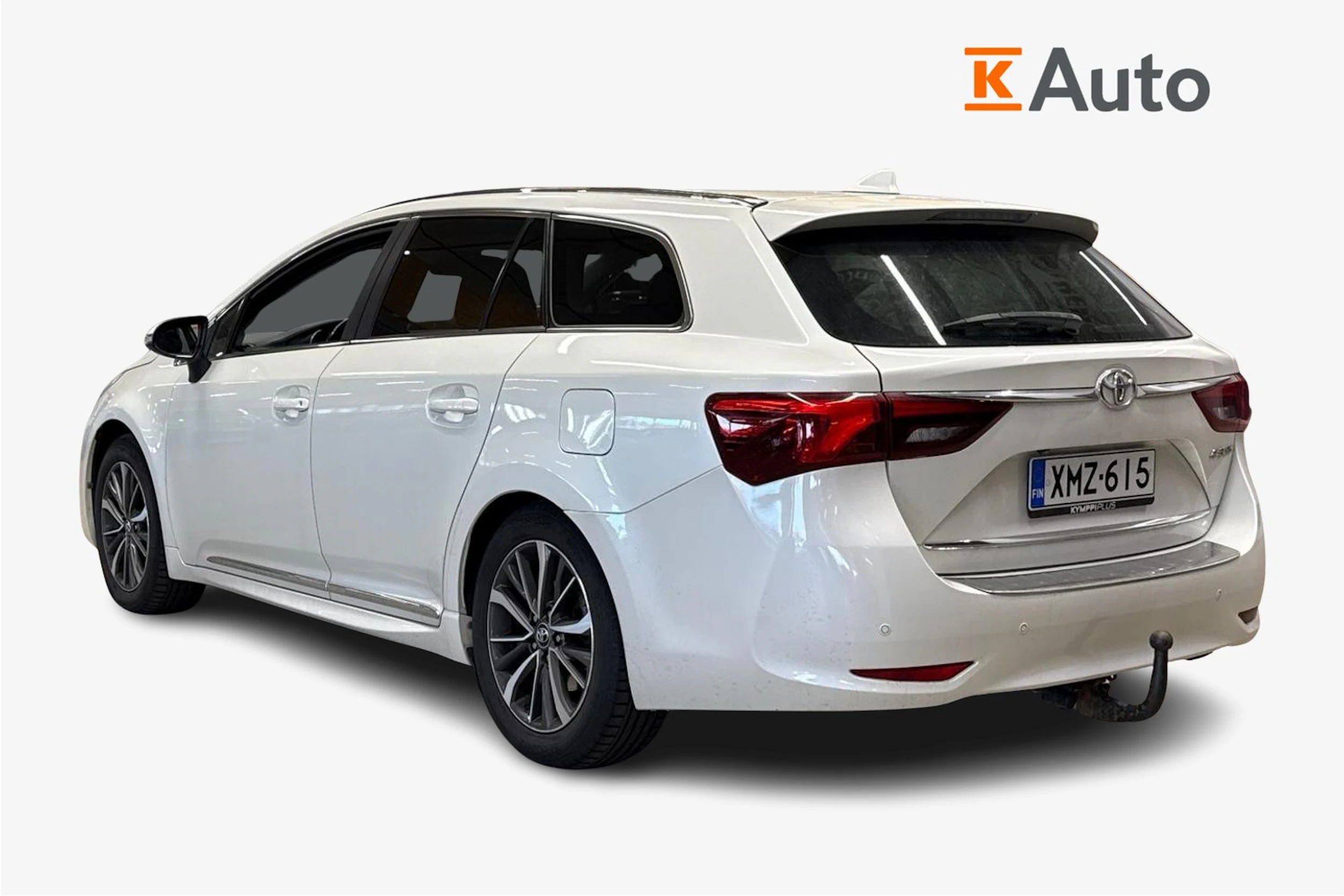 valkoinen Toyota Avensis 2016 kuva 2.