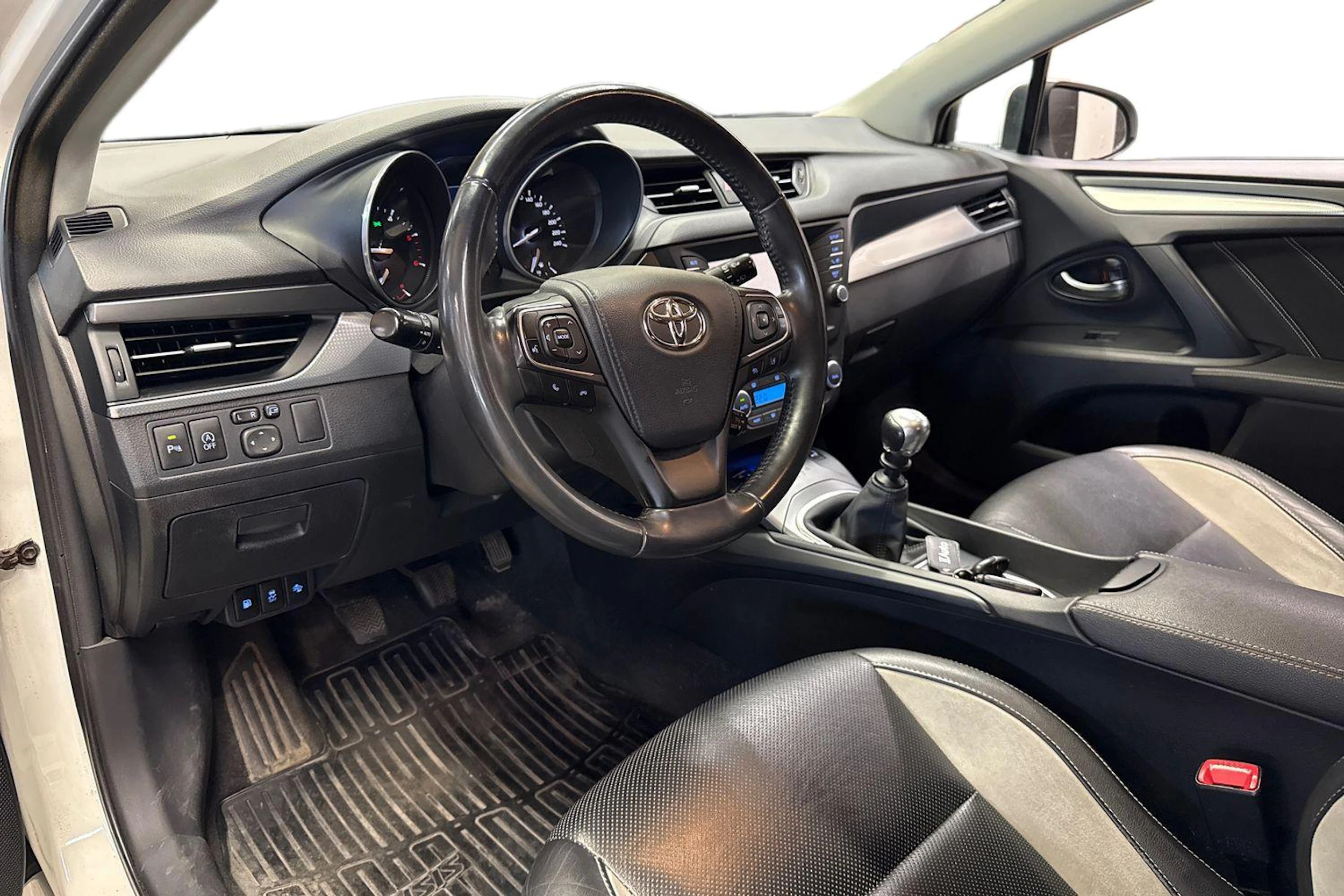 valkoinen Toyota Avensis 2016 kuva 3.