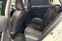 valkoinen Toyota Avensis 2016 kuva 4.