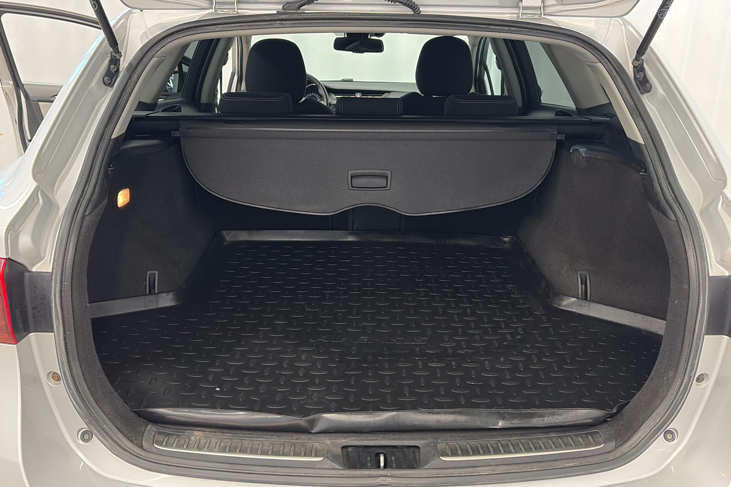 hopea Toyota Avensis 2016 kuva 21.