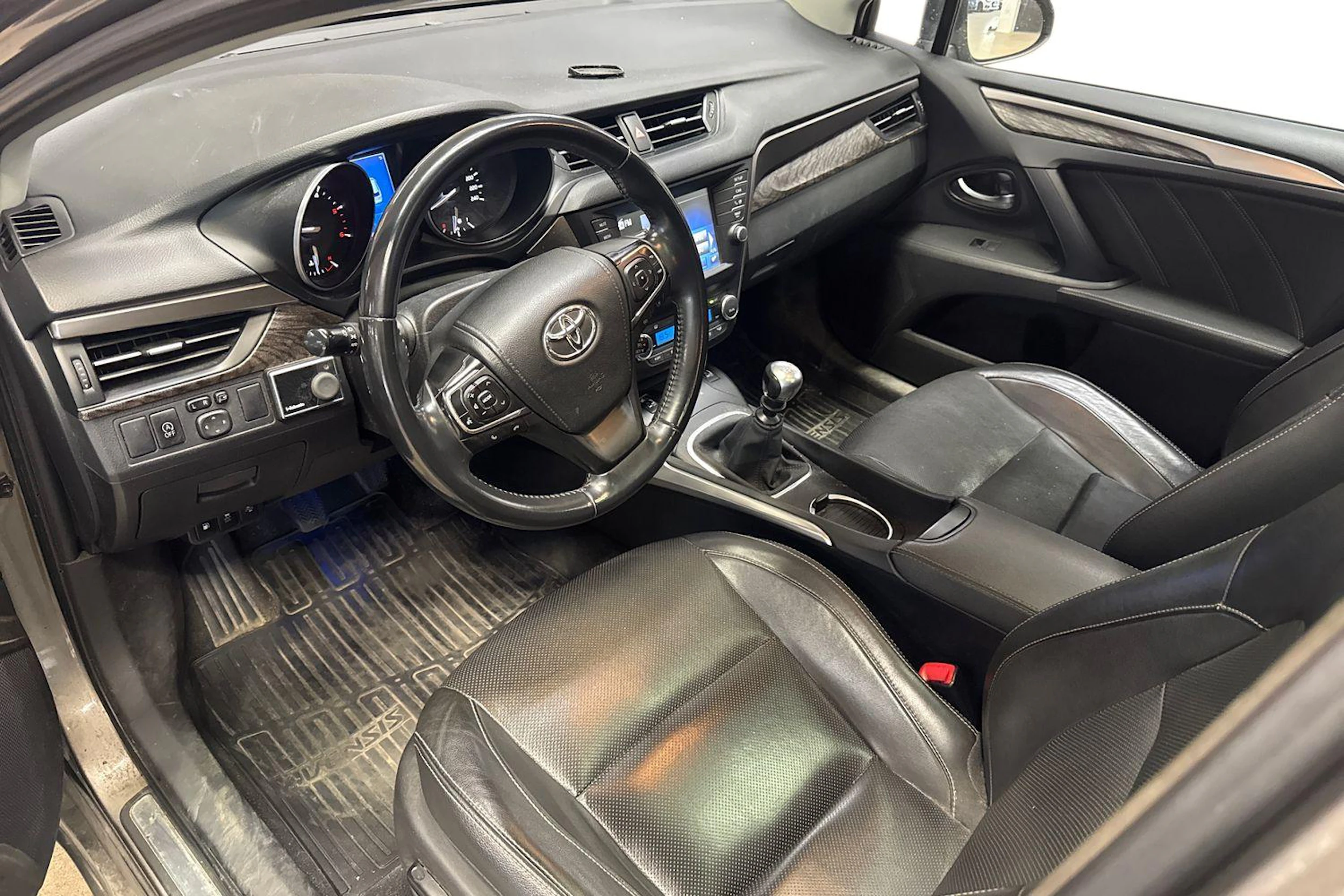 harmaa Toyota Avensis 2016 kuva 3.