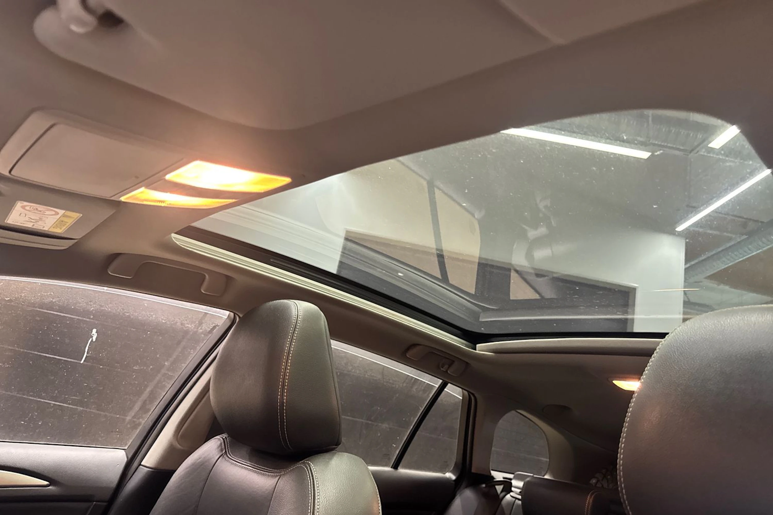 harmaa Toyota Avensis 2016 kuva 5.