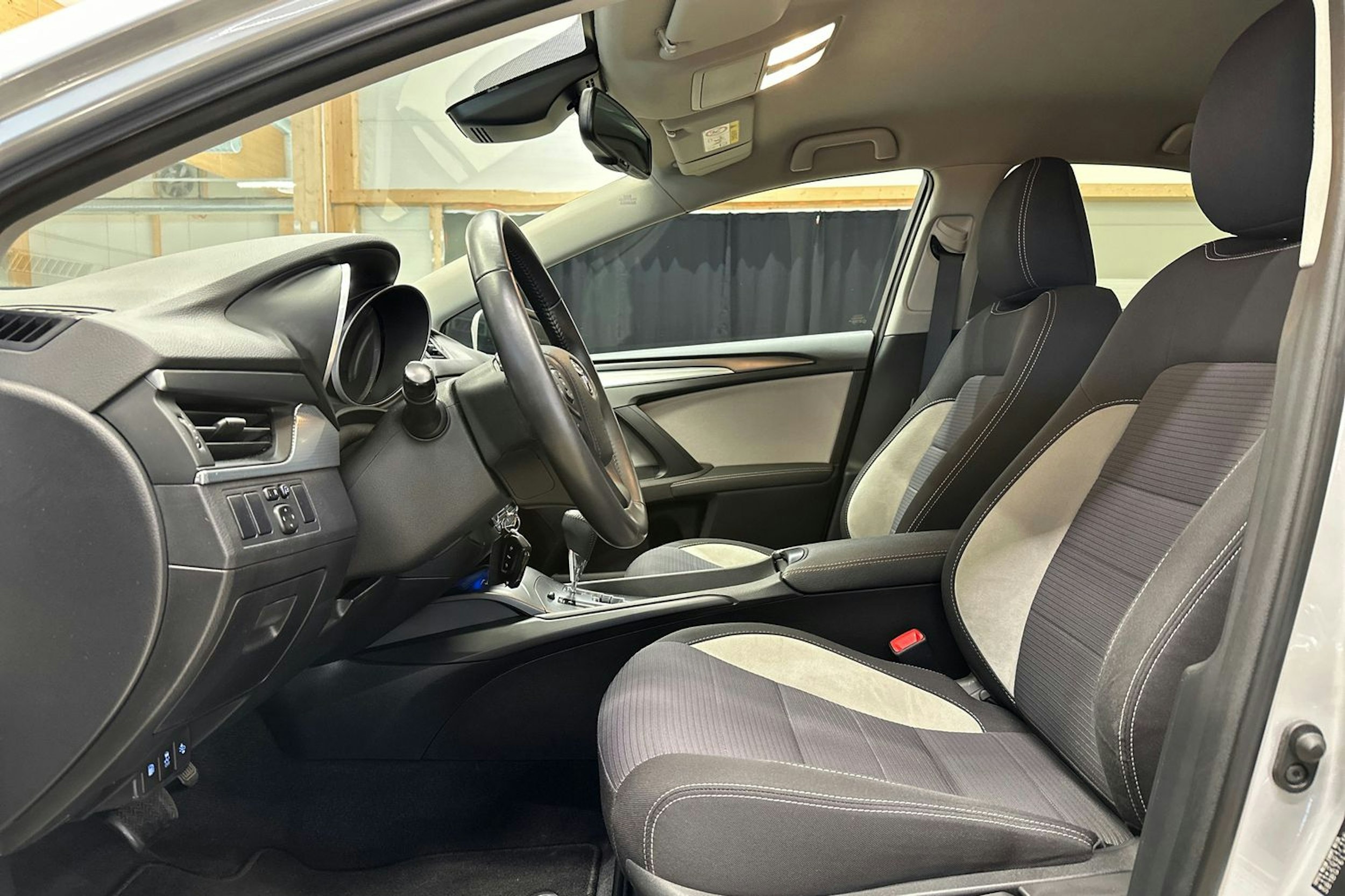 hopea Toyota Avensis 2016 kuva 16.