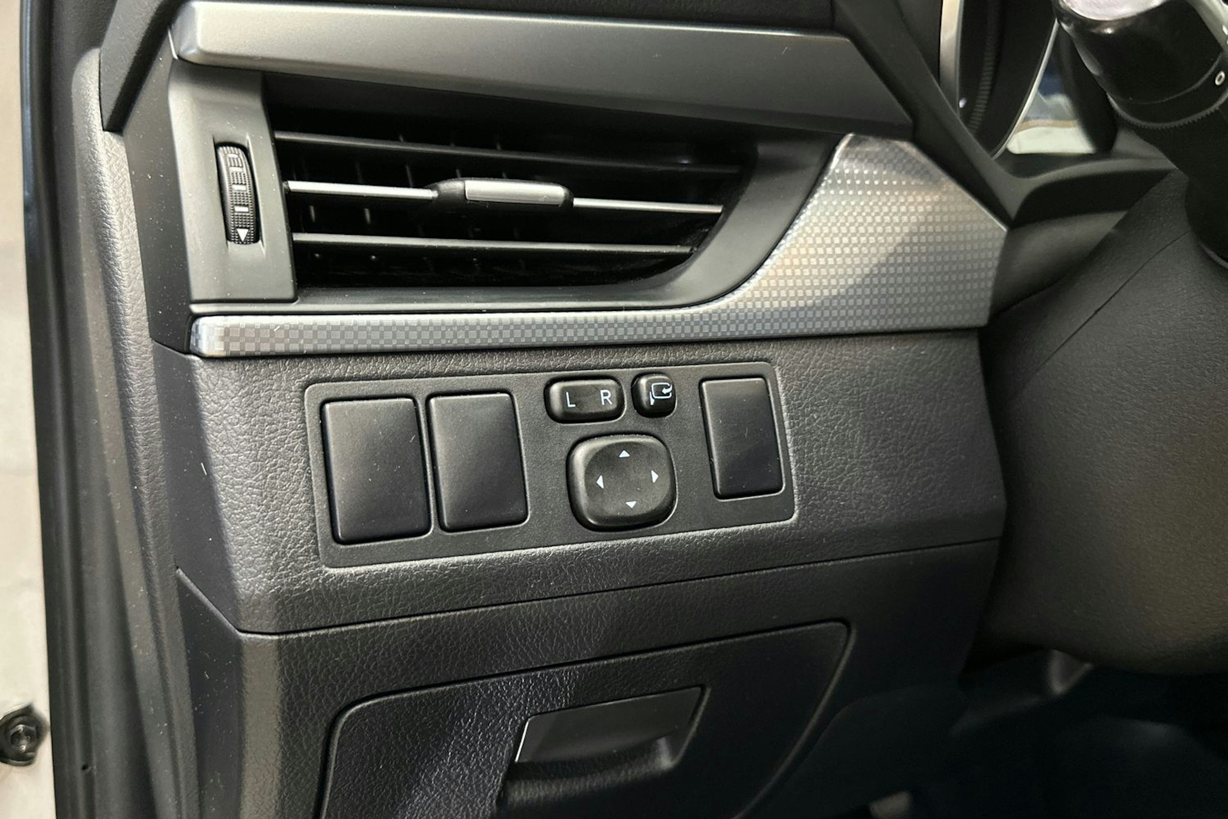 hopea Toyota Avensis 2016 kuva 29.