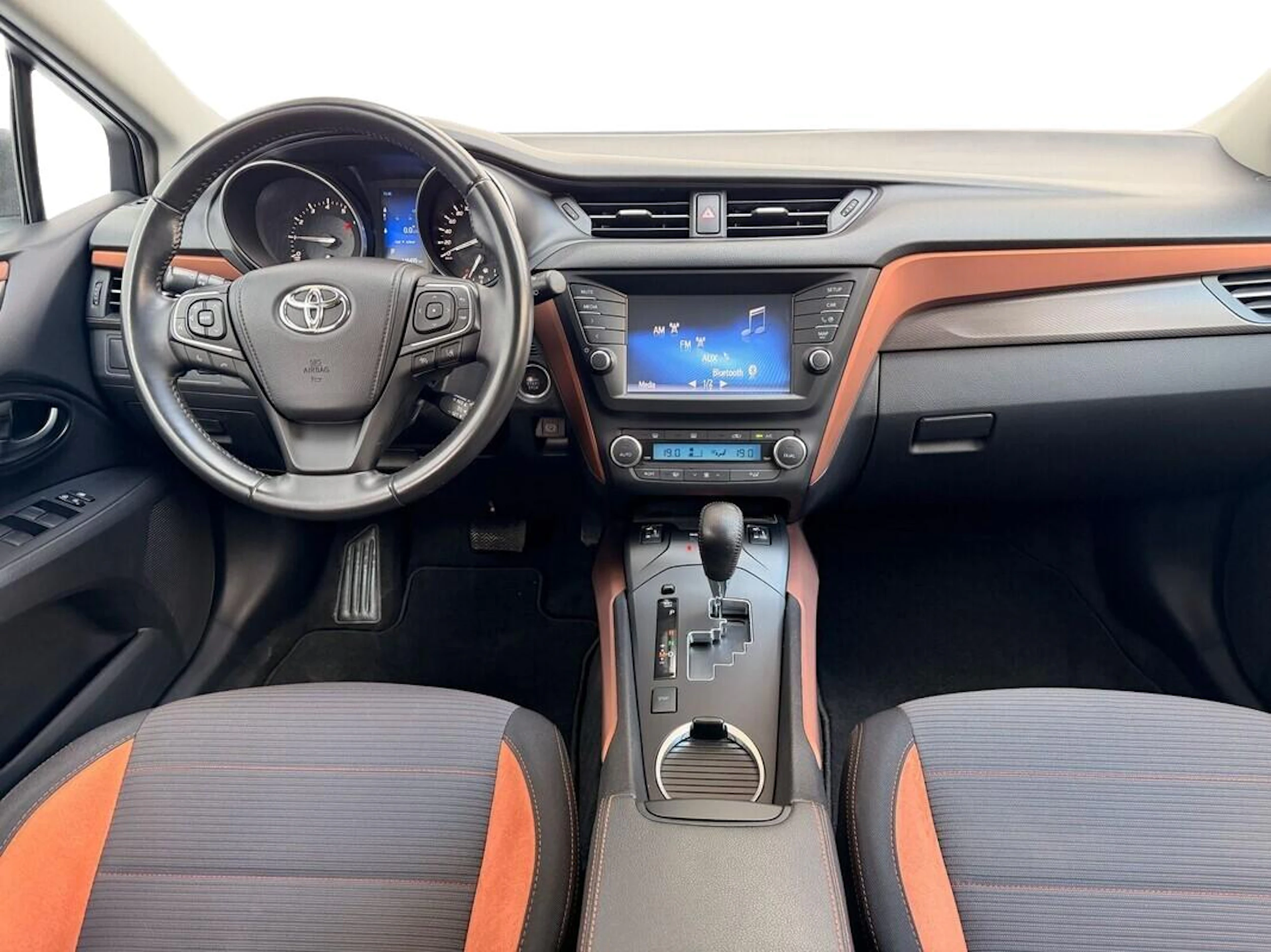 musta Toyota Avensis 2017 kuva 3.