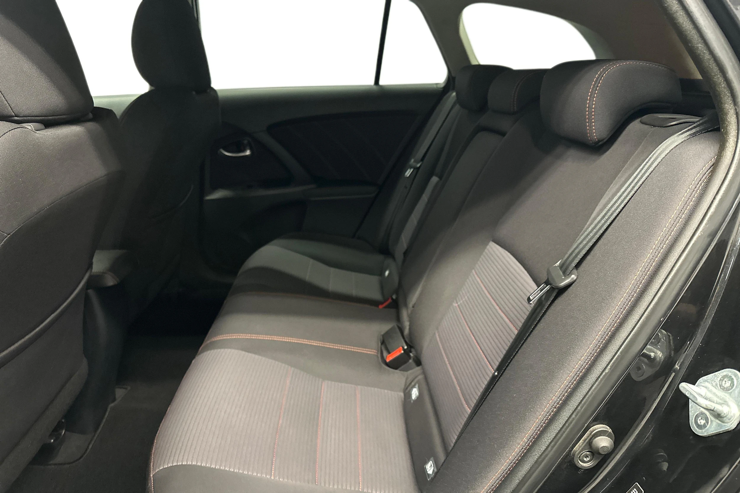 musta Toyota Avensis 2017 kuva 11.