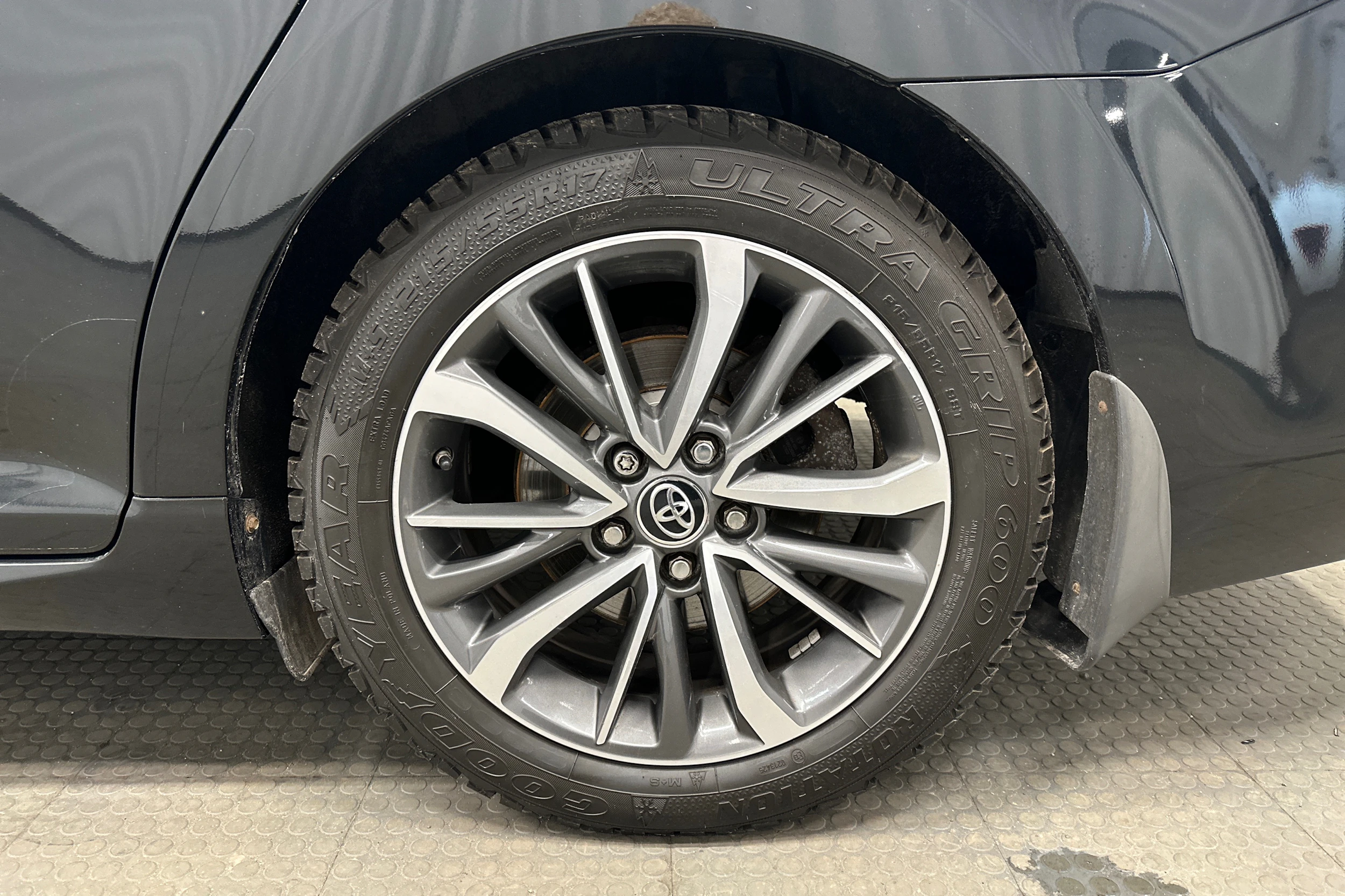 musta Toyota Avensis 2017 kuva 13.
