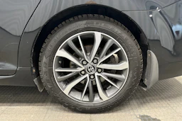 musta Toyota Avensis 2017 kuva 13.