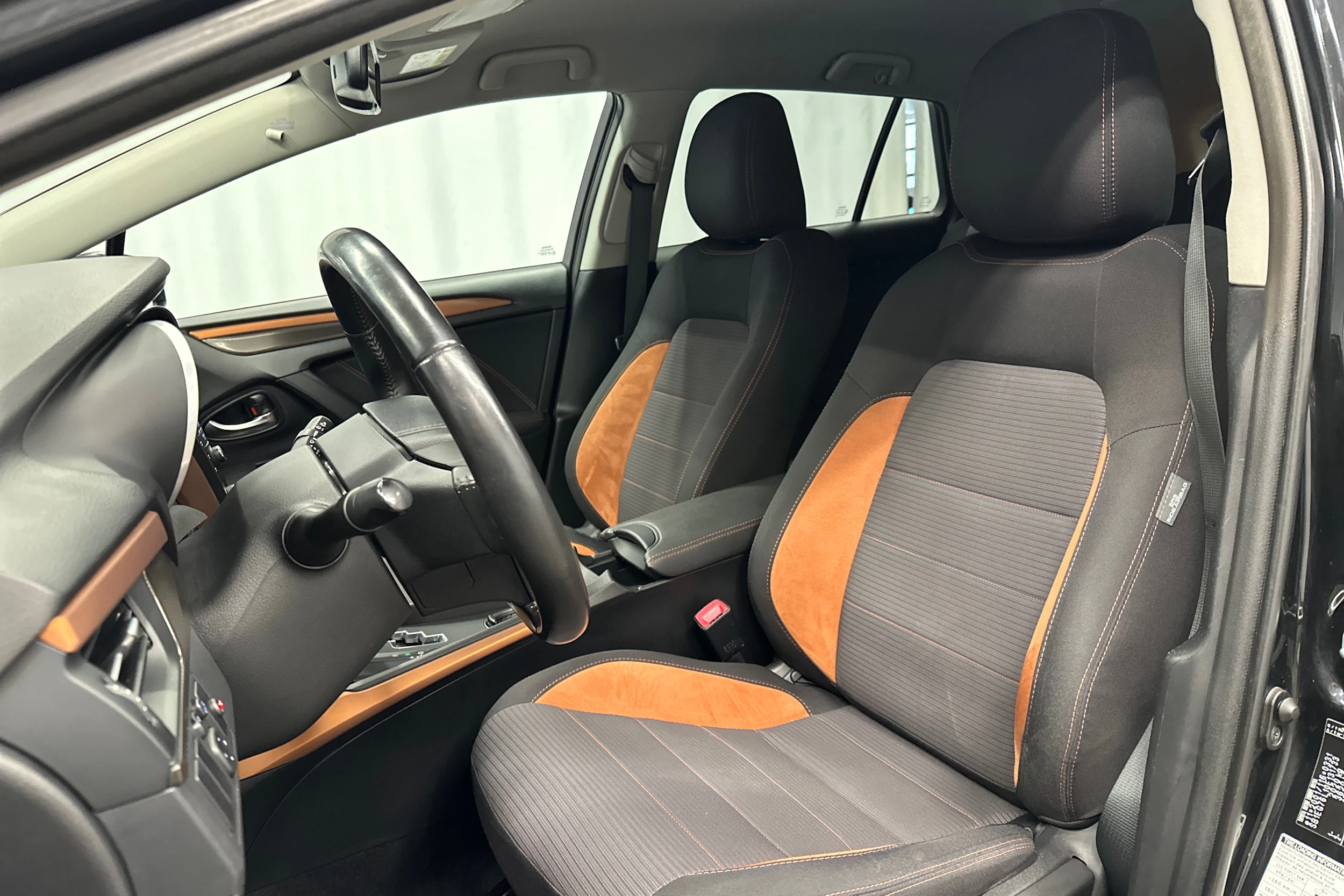 musta Toyota Avensis 2017 kuva 23.
