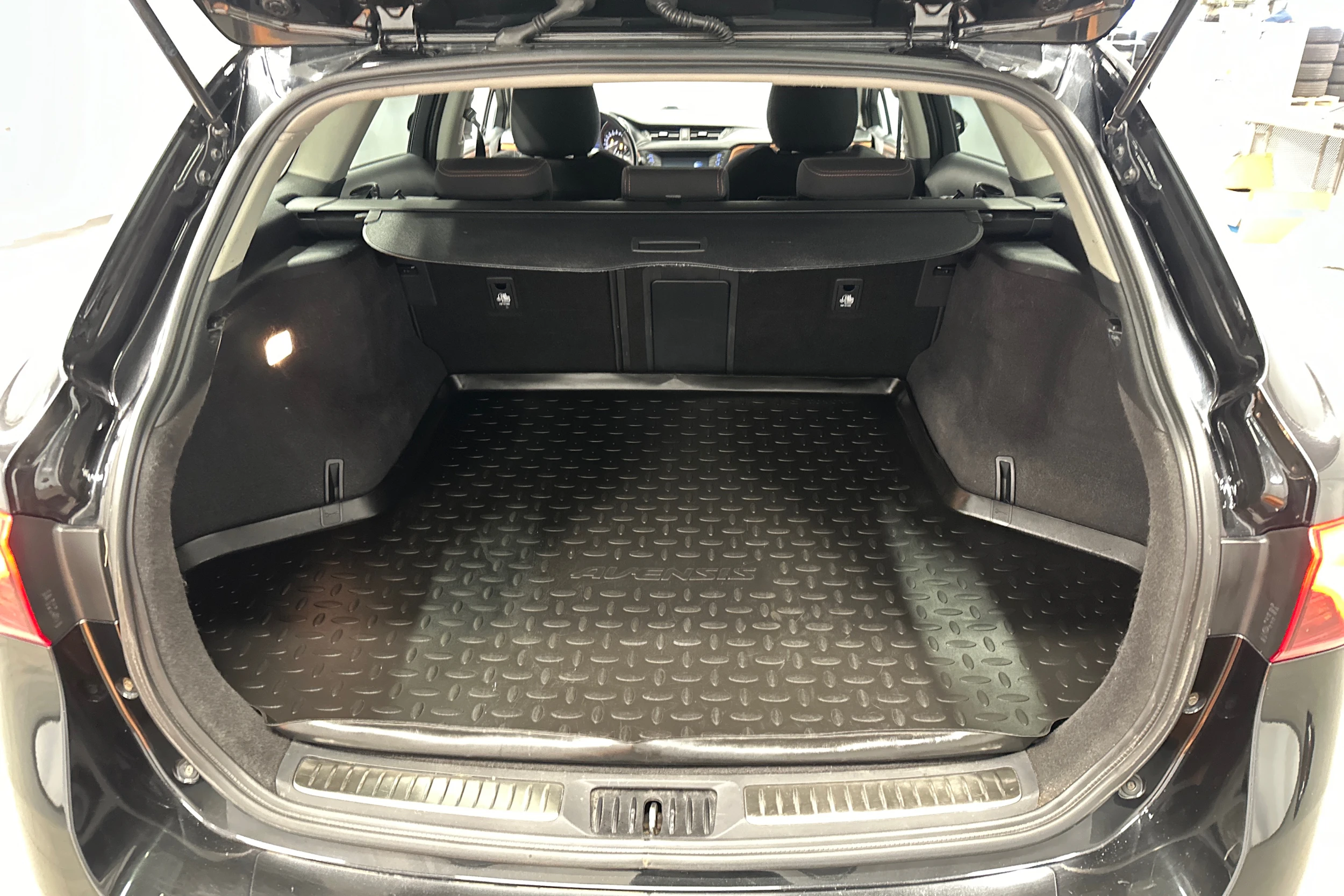 musta Toyota Avensis 2017 kuva 25.