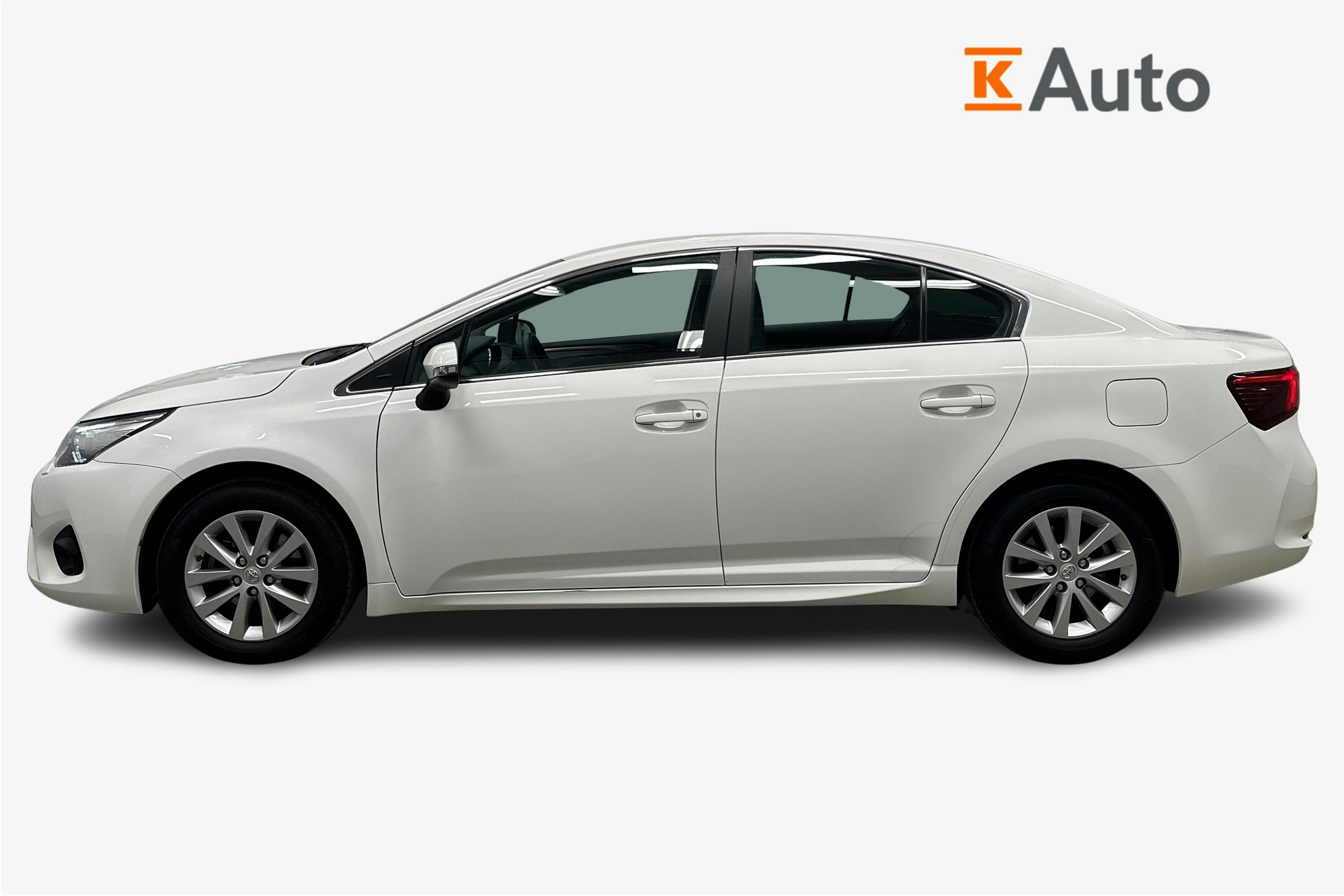 valkoinen Toyota Avensis 2017 kuva 6.