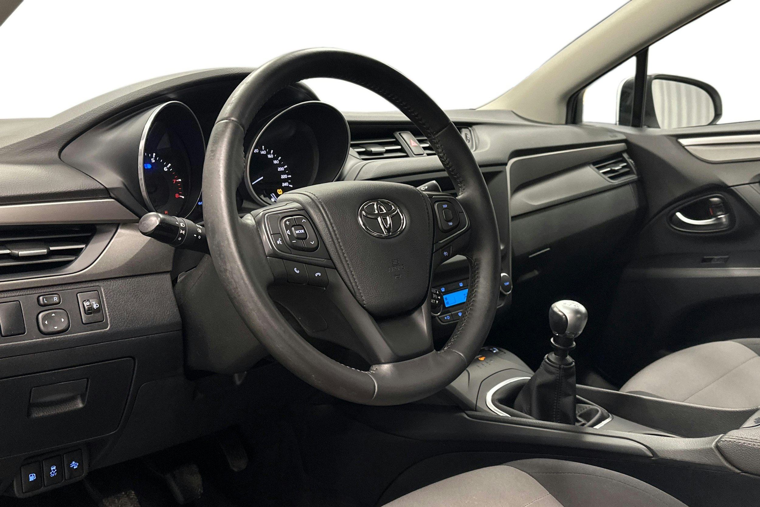 valkoinen Toyota Avensis 2017 kuva 7.