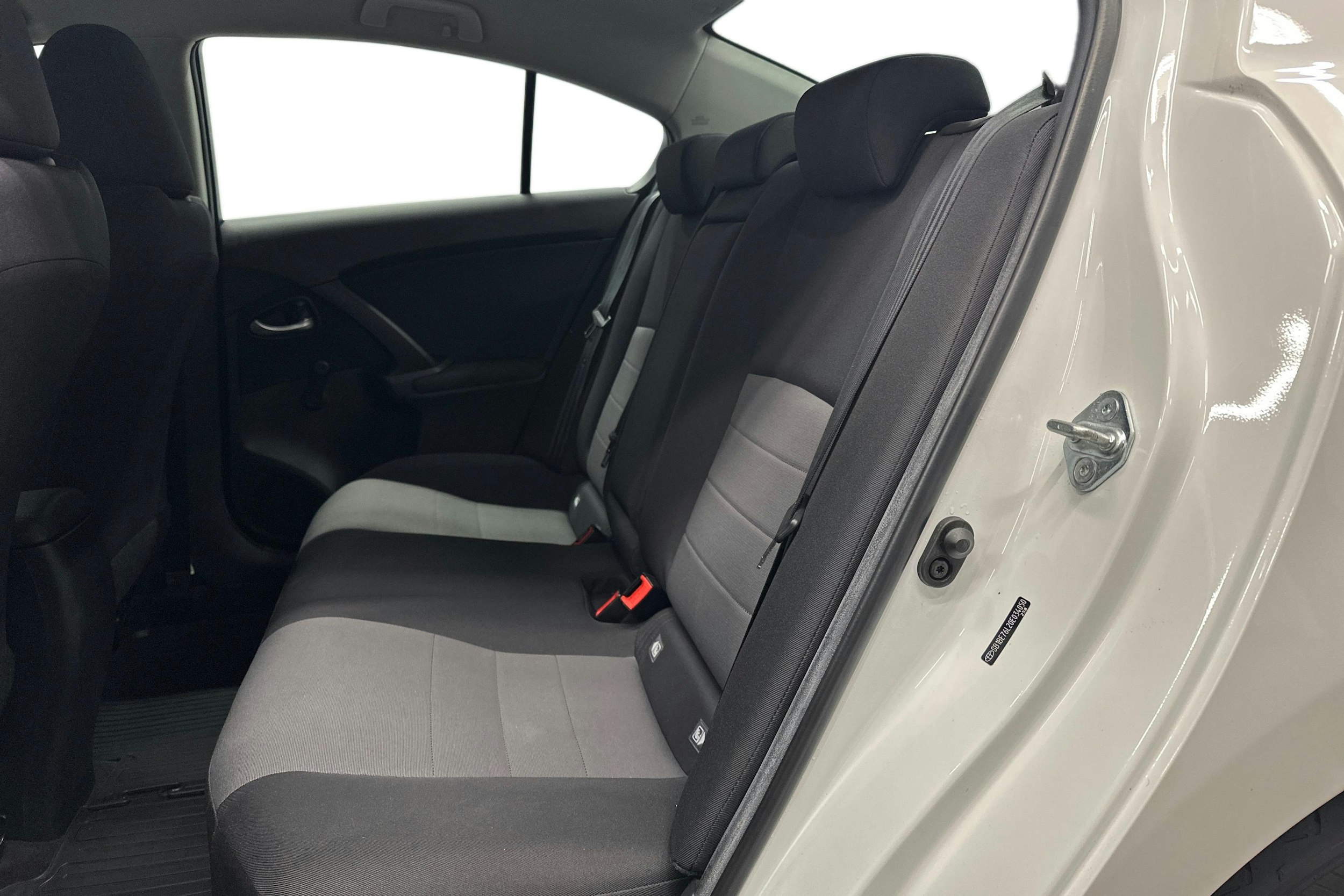 valkoinen Toyota Avensis 2017 kuva 10.