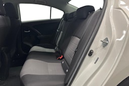 valkoinen Toyota Avensis 2017 kuva 10.