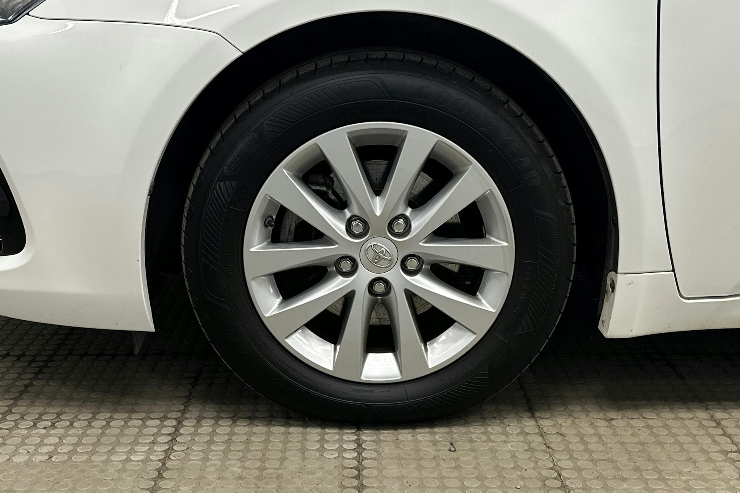 valkoinen Toyota Avensis 2017 kuva 11.