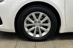 valkoinen Toyota Avensis 2017 kuva 11.