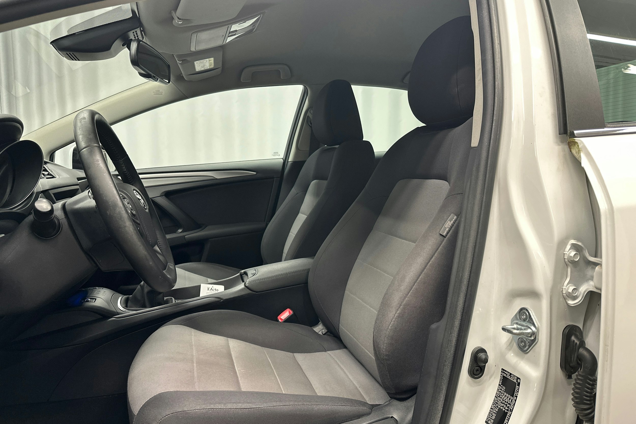 valkoinen Toyota Avensis 2017 kuva 15.