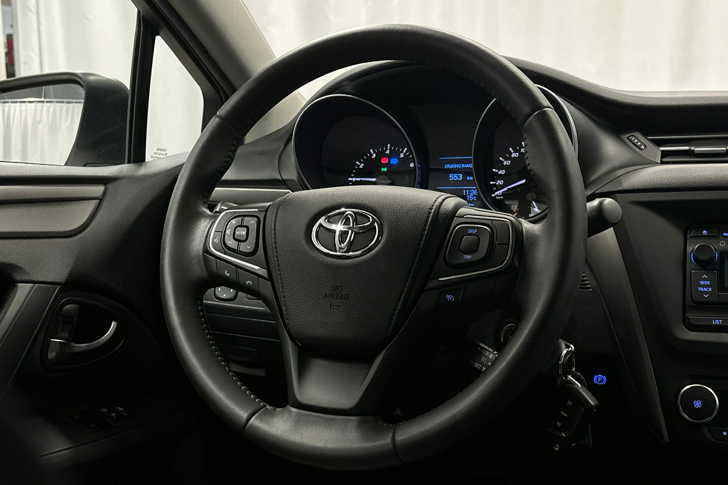 valkoinen Toyota Avensis 2017 kuva 16.