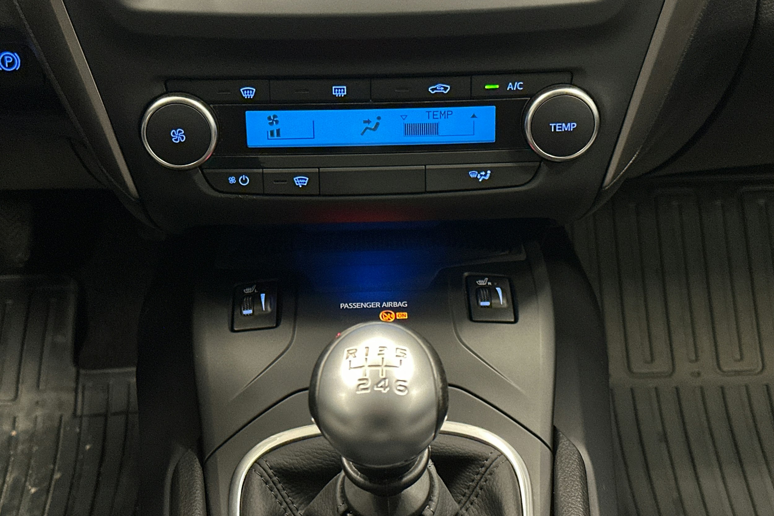 valkoinen Toyota Avensis 2017 kuva 17.