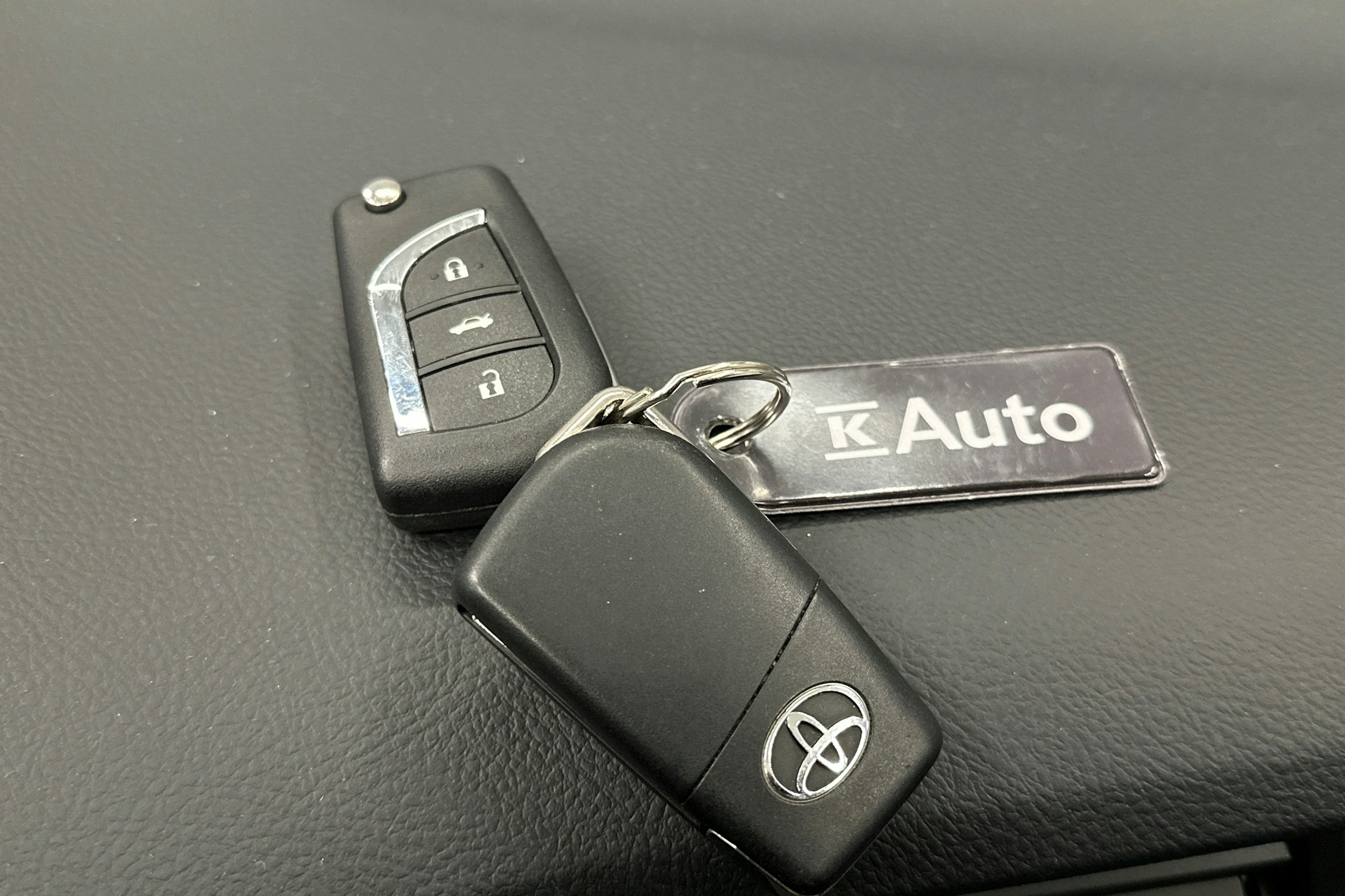 valkoinen Toyota Avensis 2017 kuva 22.