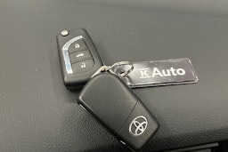valkoinen Toyota Avensis 2017 kuva 22.