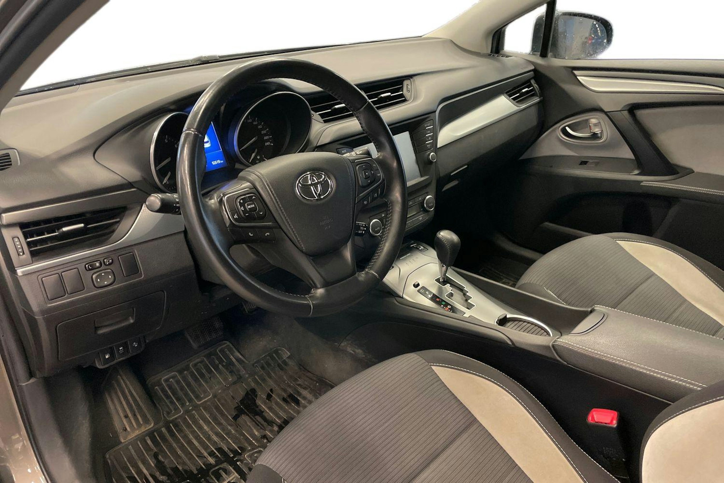 harmaa Toyota Avensis 2017 kuva 3.