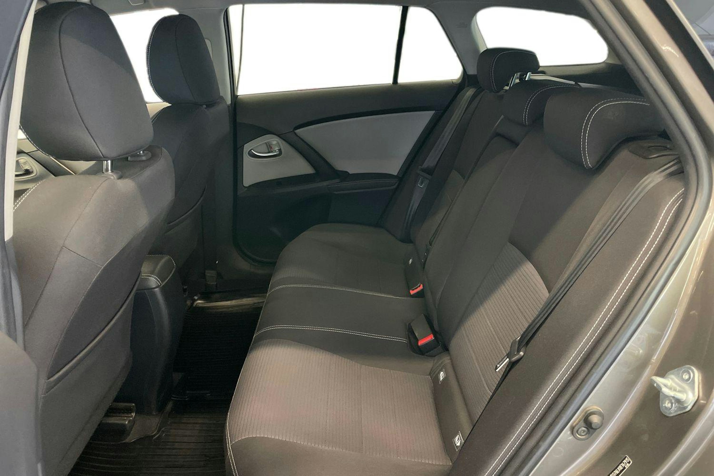 harmaa Toyota Avensis 2017 kuva 10.