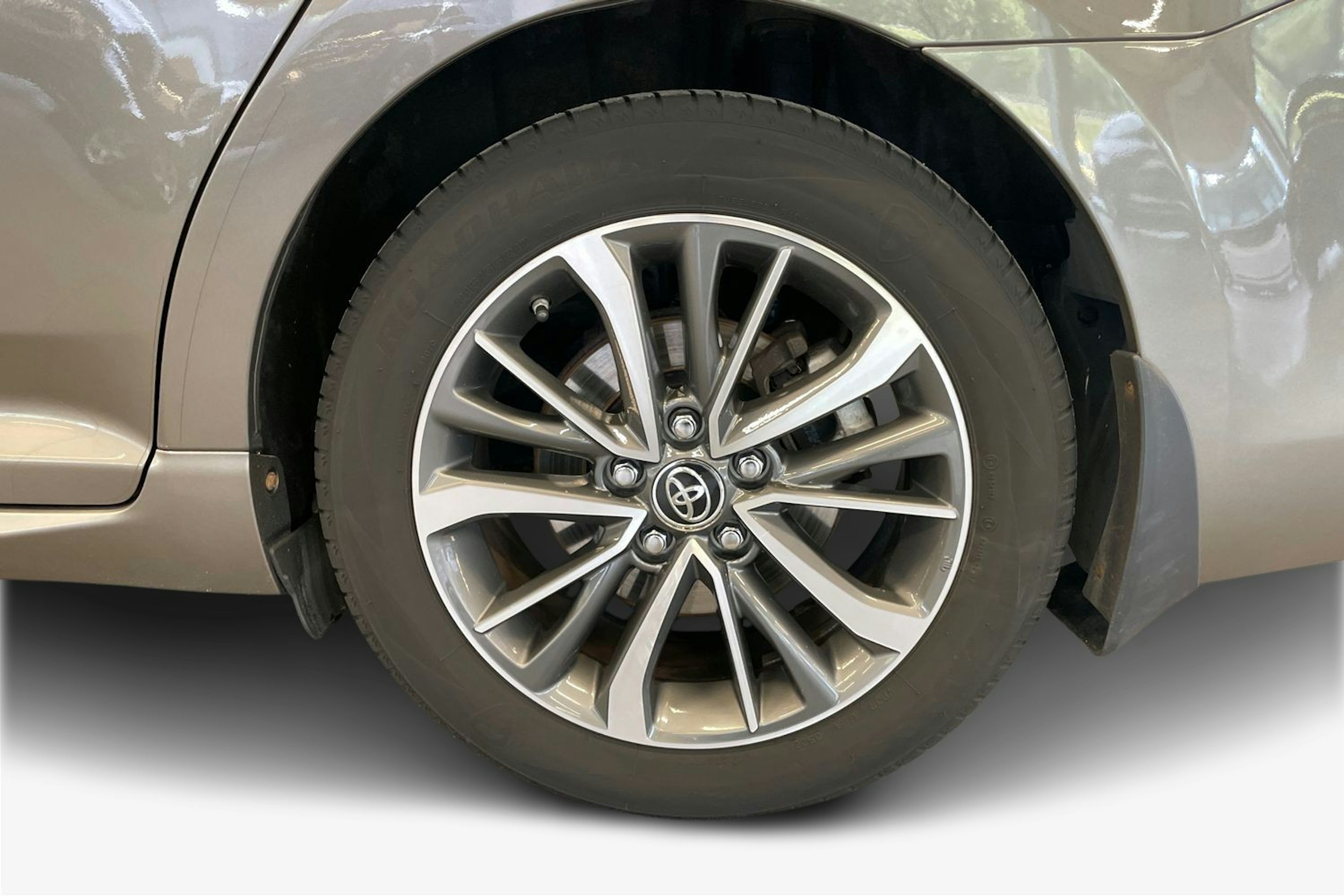 harmaa Toyota Avensis 2017 kuva 11.