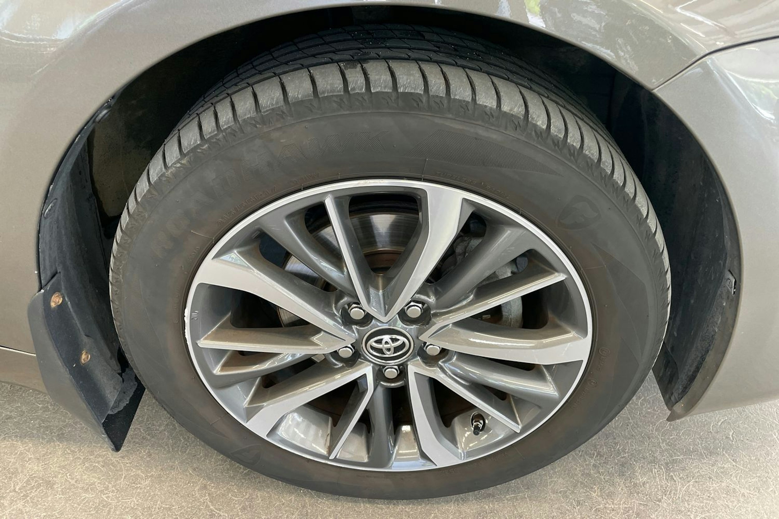 harmaa Toyota Avensis 2017 kuva 13.