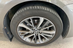 harmaa Toyota Avensis 2017 kuva 13.
