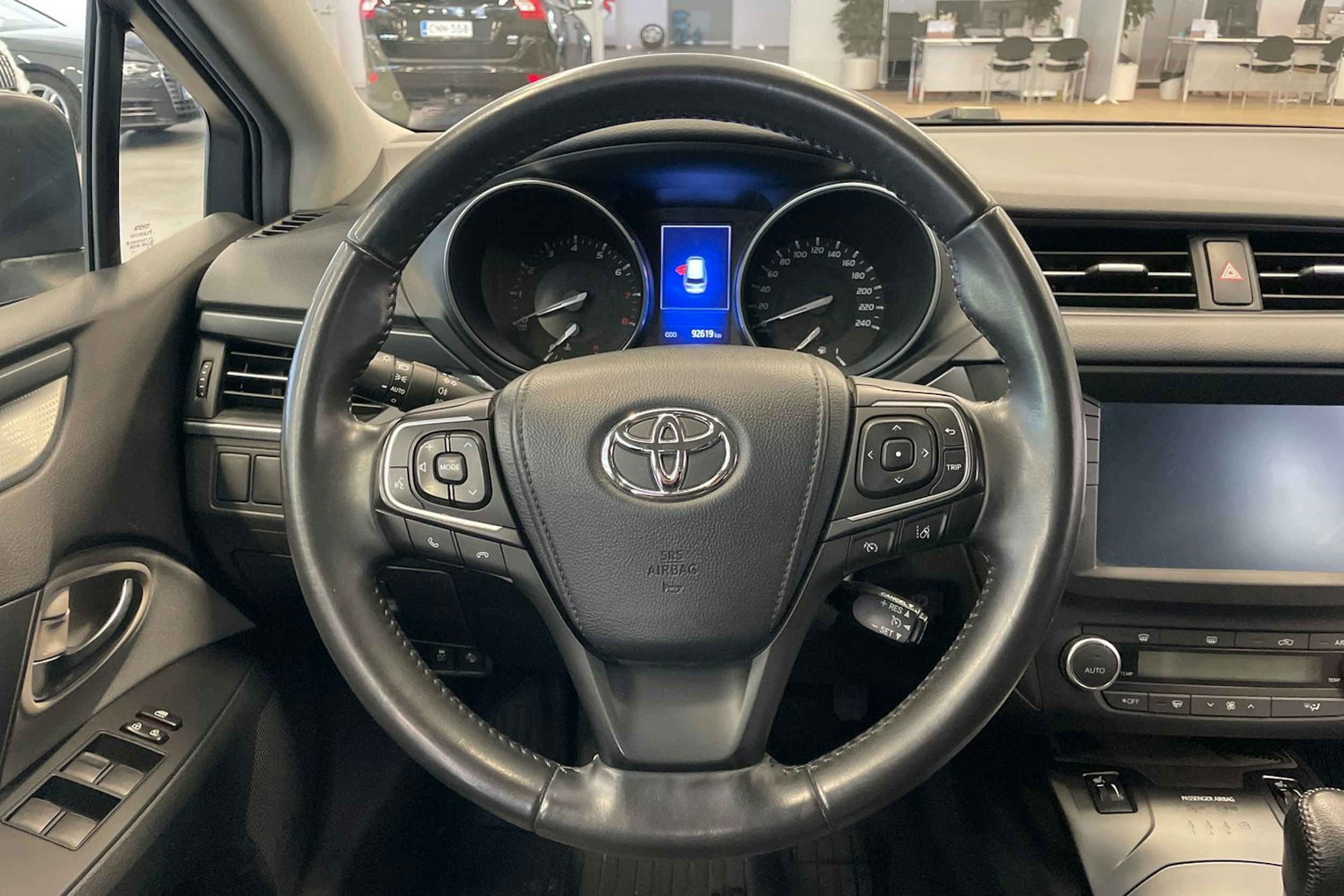 harmaa Toyota Avensis 2017 kuva 15.